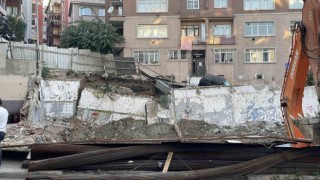 Güngörende inşaat çalışması sırasında istinat duvarı ve yol çöktü