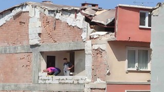 Güngörende yıkım sırasında yan binanın duvarı ve çatısı zarar gördü