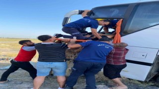 Gürcistan plakalı otobüs Iğdırda şarampole yuvarlandı: 2 yaralı