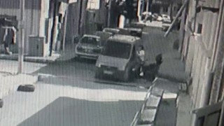 Hafif ticari araç ile motosikletin çarpıştığı kaza kamerada