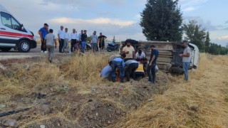 Hafif ticari araç takla attı: 2 yaralı