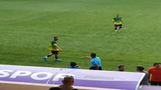 Hakem cep telefonu videosunu kullanarak VARa gitti; pozisyona penaltı verdi