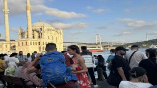 Halat üzerinde 15 Temmuz Köprüsünü geçen atleti vatandaşlar ilgiyle izledi