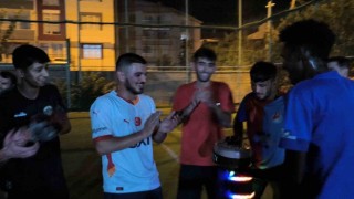 Halı sahada sürpriz doğum günü