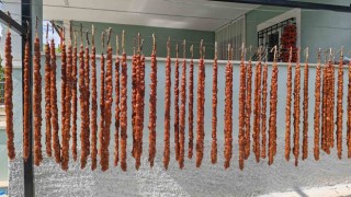 Halkapınarda cevizli sucuk yapımı başladı