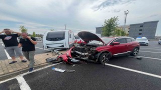 Hastane otoparkında park halindeki karavana çarptı