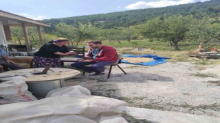 Hastasının ayağına giden doktor yüz güldürüyor