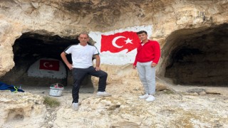Hat Ustası Saçıkara Mağaralarına Türk Bayrağı Çizdi