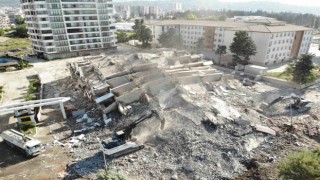 Hatayda 16 katlı bina iş makinesinin darbesiyle yerle bir oldu