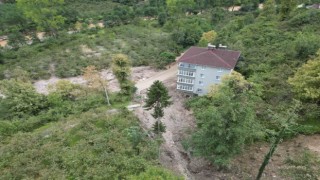 Heyelan 5 katlı binayı teğet geçti, faciadan dönüldü