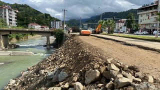 Hopa-Artvin karayolunda heyelan nedeniyle yaşanan çökmenin ardından çalışmalar sürüyor