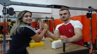 İddia uğruna başladığı bilek güreşinde dünya üçüncüsü oldu