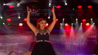 İEF Çim Konserlerinde Derya Bedavacıyla İzmir rüzgarı
