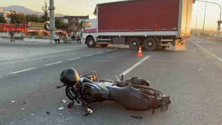 İki aracın arasından geçmek isteyen motosiklet yolcu minibüsüne çarptı: 1 yaralı