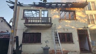 İki katlı ahşap ev alev alev yandı