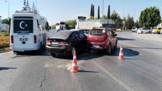 İki otomobil çarpıştı, şans eseri kimsenin burnu bile kanamadı