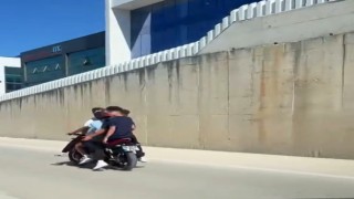 İki teker üstünde 4 kişi yolculuk yaptı, o anlar kameraya yansıdı