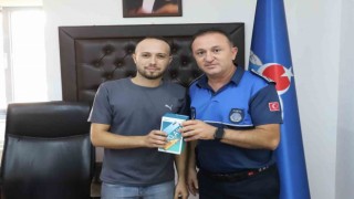 İki yıl önce kaybettiği telefonunu zabıta teslim etti