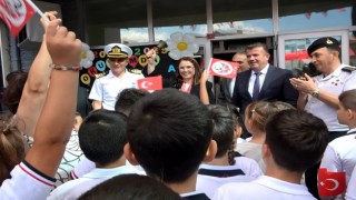 İlk zili çalan ve çocuklarla sıraya oturan vali okul hatıralarını paylaştı
