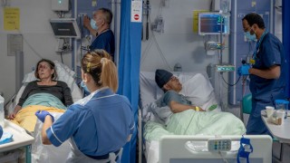 İngiltere'de Sağlık Hizmeti Krizde: NHS "Kritik" Durumda