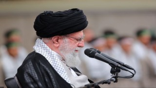 İran Dini Lideri Ayetullah Hamaney: “Hizbullah, İsrail saldırılarında önemli komutanlarını kaybetse bile diz çökmeyecek”