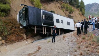 Isparta-Antalya yolunda yolcu otobüsü şarampole devrildi: 8 yaralı