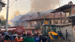 Ispartada çıkan yangında bitişik iki ev kullanılamaz hale geldi
