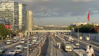 İstanbulda okulun ilk günü trafik yoğunluğu yaşandı