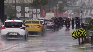 İstanbulda sağanak yağış etkili oldu, yollar göle döndü
