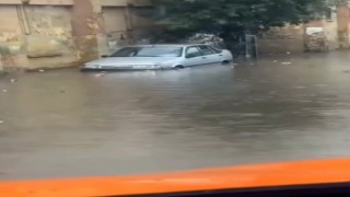 İstanbulda sağanak yağış etkili oldu, yollar göle döndü