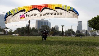 İzmir Körfezinde paramotor keyfi