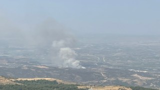 İzmirde ormanlık alanda yangına havadan ve karadan müdahale başladı