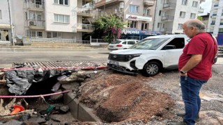 İzmiri yaz sağanağı vurdu: 1 araç göçen yolun içine düştü