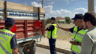 Jandarma traktör sürücülerine eğitim verip, reflektör dağıttı