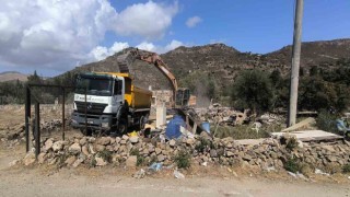 Kaçak barakayla eklentileri yıkıldı