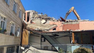 Kadıköyde yıkımı yapılan bina, cami duvarına çöktü