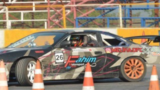 Kadın driftçiler piste indi, şov yaptı