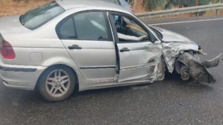 Kafa kafaya çarpışan 2 otomobil hurdaya döndü