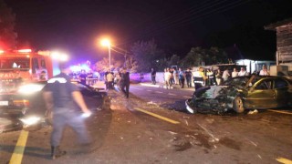 Kafa kafaya çarpışan otomobiller hurdaya döndü: 4ü ağır 7 yaralı