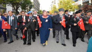 Kahramanlarla birlikte yürüdüler
