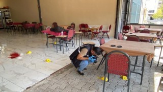 Kahvehanede oturan husumetlilerine kurşun yağdırdılar: 2 yaralı