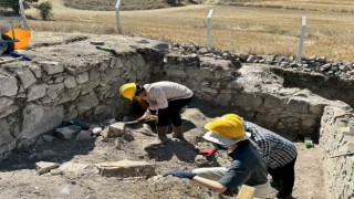 Kalehisar kazılarında gönüllü olarak görev alan öğrenciler mesleği sahada öğreniyor