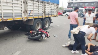 Kamyona çarpan motosiklet sürücüsü ağır yaralandı