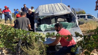 Kamyonet, beton direk yüklü vinçe çarptı: 1 ölü