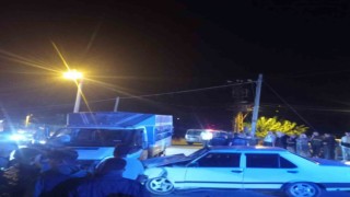 Kamyonetle çarpışan Tofaş hurdaya döndü: 3 yaralı
