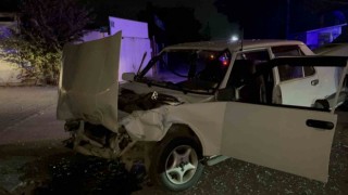 Kamyonetle çarpışan Tofaş kağıt gibi ezildi: 3 yaralı