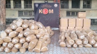 Kamyonetlerden 2 ton kaçak tütün çıktı: 2 gözaltı