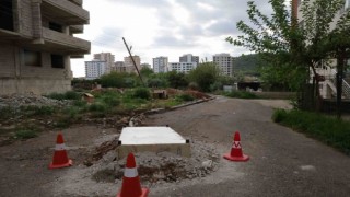 Kanalizasyon kokusunu önlemek için rögarı baza ile kapattılar