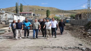 Karsta köy yollarına kilitli parke taş yapılıyor