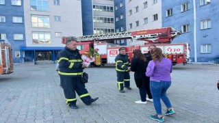Karsta yurt öğrencilerinden itfaiyecilere sürpriz